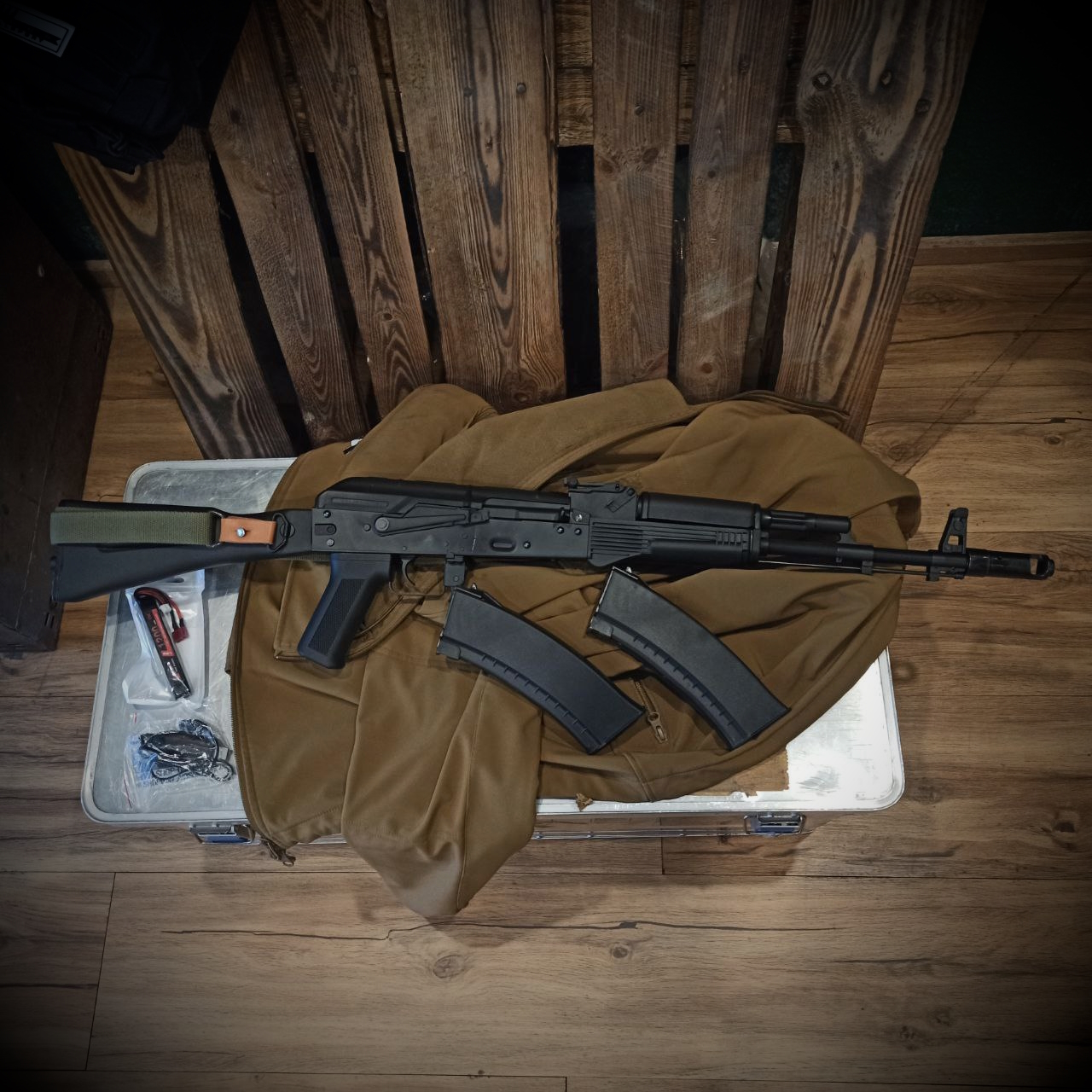 Team RED Starterset: S&T AK74MN max 0,5J tuned-AEG mit Akku, Ladegerät, Sling, 2x Magazine